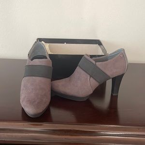 Dana Bachman Suede Gray and Black Ankle Boots